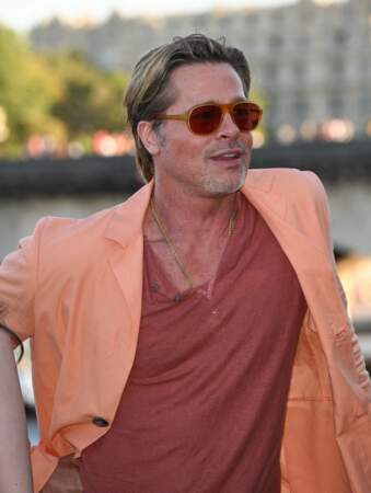 Brad Pitt en t-shirt tunisien et veste saumon, sous la chaleur parisienne le 16 juillet 2022, pose devant la Tour Eiffel