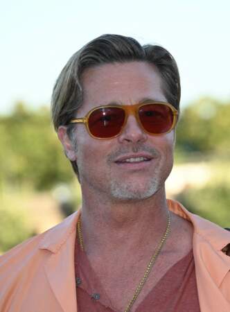 Brad Pitt, mèche rebelle et lunettes de soleil, était à Paris le 16 juillet 2022 pour la promotion du film "Bullet Train"