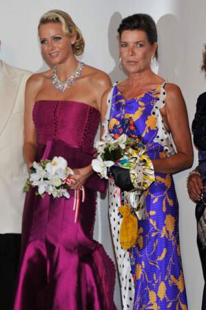 Charlene de Monaco glamourissime dans une robe bustier en soie fuschia Akris, au côté de sa belle-soeur Caroline de Hanovre, au 63e gala de la Croix-Rouge monégasque, le 5 août 2011