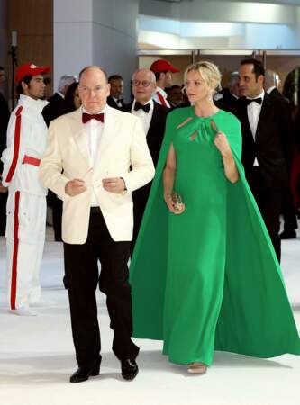 Charlene de Monaco, au bras d'Albert II, en robe cape verte Marchesa, au 71e gala de la Croix-Rouge monégasque, le 26 juillet 2019