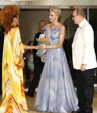 Charlene de Monaco évanescente dans une robe bustier irisée Armani Privé au 68e gala de la Croix-Rouge monégasque le 23 juillet 2016