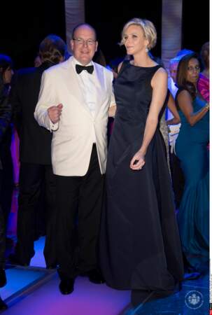 Allure très royale pour Charlene de Monaco, dans sa robe bleu nuit Dior, avec diadème et pendentifs Graff, au 66e gala de la Croix-Rouge monégasque, le 1er août 2014