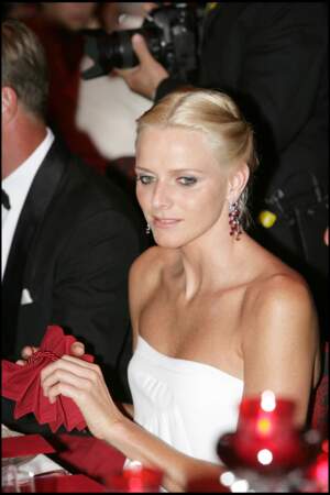 Aux oreilles de Charlene pour sa participation au 59e gala de la Croix-Rouge monégasque, le 27 juillet 2007 : des rivières de diamants et rubis, clin d'oeil subtil au blanc et au rouge du drapeau monégasque