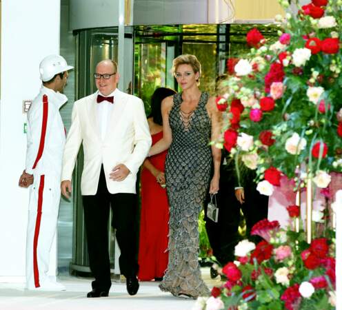 Arrivée spectaculaire de Charlene de Monaco, au bras d'Albert II, en fourreau de sirène Atelier Versace, au 70e gala de la Croix-Rouge monégasque, le 27 juillet 2018