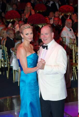 Look très méditerranéen pour Charlene de Monaco, dans une robe de satin bleu Patrice Papa, avec des pendants aquamarine XXL du joaillier Graff, au 65e gala de la Croix-Rouge monégasque, le 2 août 2013