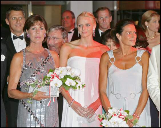 Charlene dans une toge de vestale blanche, entourée des princesses Caroline et Stéphanie, au 59e gala de la Croix-Rouge monégasque, le 27 juillet 2007