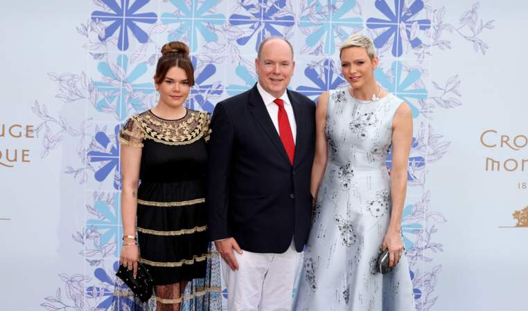 Charlene et Albert II de Monaco rejoint par Camille Gottlieb, fille cadette de la princesse Stéphanie en Red Valentino, lors du 73e gala de la Croix-Rouge monégasque, le 18 juillet 2022