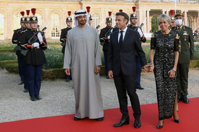 Brigitte Macron accueille Mohammed ben Zayed Al Nahyaneen à Versailles avec Emmanuel Macron en robe noire fendue à la jambe Louis Vuitton, à Versailles le 18 juillet 2022