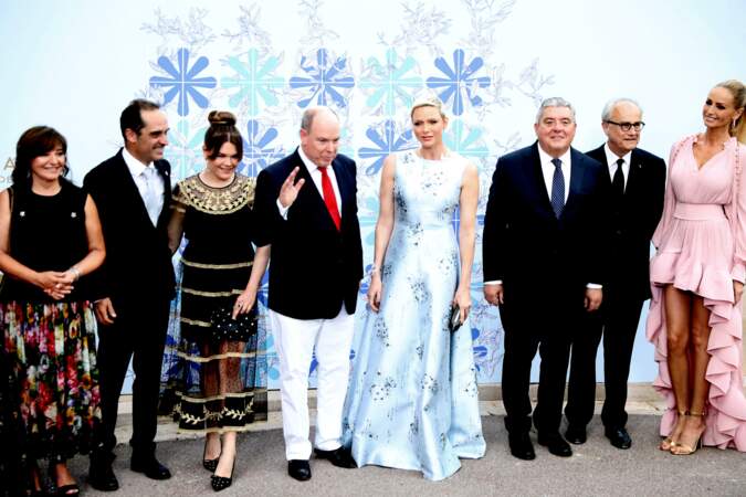 Charlene et Albert II de Monaco, entourés, entre autres, de Camille Gottlieb, Pierre Dartout, le ministre d'Etat de la Principauté de Monaco, et Adriana Karembeu, lors du 73e gala de la Croix-Rouge monégasque, le 18 juillet 2022
