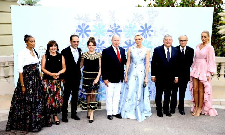 Charlene et Albert II de Monaco entouré de la chanteuse Imany, Camille Gottlieb, Pierre Dartout, le ministre d'Etat de la Principauté de Monaco, et Adriana Karembeu, à l'occasion du 73e gala de la Croix-Rouge monégasque, le 18 juillet 2022