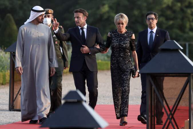 Brigitte Macron très sophistiquée dans une robe en dentelle Louis Vuitton avec des escarpins noirs et des bijoux en argent, à Versailles, le 18 juillet 2022. 