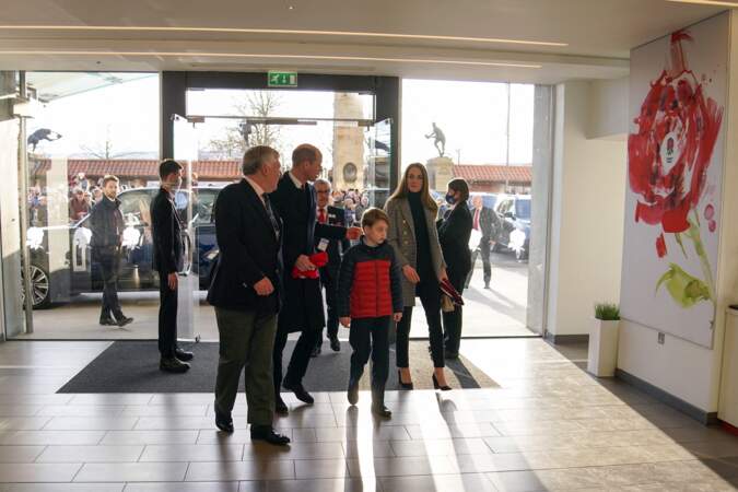À huit ans, le prince George, dans un blouson aux couleurs de l'Angleterre pour assister au match  de rugby Écosse-France (17-36) du tournoi des Six nation, le 26 février 2022 à Edimbourg (Écosse)