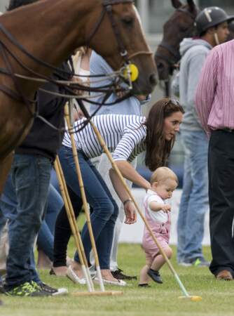À onze mois, le prince George encourage son père et son oncle,  le prince William et le prince Harry, lors d'un match de polo, le 15 juin 2014 au château de Windsor (Angleterre)