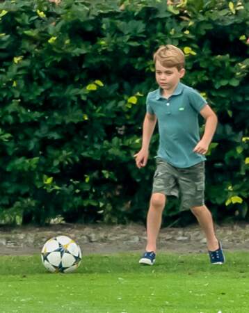 À six ans, le Prince George joue au football sur les bords du terrain d'un match de polo organisé lors du King Power Royal Charity Polo Day, le 10 juillet 2019 à Wokinghan (Royaume Uni)