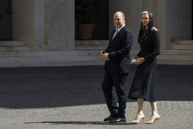 Albert et Charlene de Monaco photographiés après leur rencontre avec le pape François le 20 juillet 2022