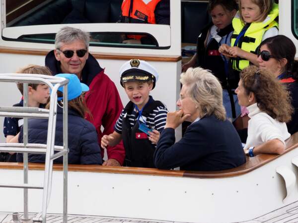 À sept ans, le prince George et avec ses grands-parents Middleton sur un bateau pour observer la régate King's Cup, le 8 août 2019 sur l'île de Wight (Manche). 