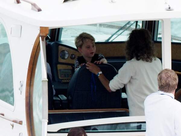 À sept ans, le prince George s'essaie à la navigation sur un bateau, où il observe avec sa famille la régate King's Cup, le 8 août 2019 sur l'île de Wight (Manche). 
