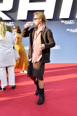 En plus de sa tenue originale pour un tapis rouge, Brad Pitt a choisi de porter une imposante paire de bottes noires, à la première du film "Bullet Train", à Berlin, le 19 juillet 2022.