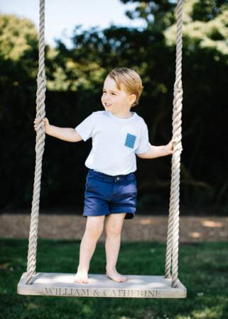 À deux ans, le Prince George fait des acrobaties sur la balançoire familiale, en juillet 2015 dans sa maison de Norfolk (Angleterre)
