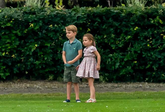 À six ans, le Prince George et sa sœur,  la princesse Charlotte, sur la pelouse d'un match de polo au King Power Royal Charity Polo Day, le 10 juillet 2019 à Wokinghan (Royaume Uni)