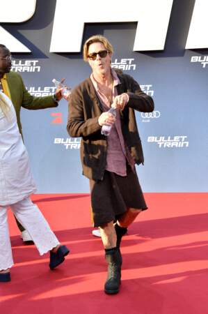 Avec cette tenue osée et décontractée à la fois, Brad Pitt a laissé entrevoir quelques uns de ses tatouages, à la première du film "Bullet Train" à Berlin, le 19 juillet 2022.