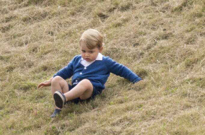 À deux ans, le Prince George s'adonne aux galipettes dans l'herbe en marge d'un match au Beaufort Polo club, le 14 juin 2015 à Tetbury (Angleterre)