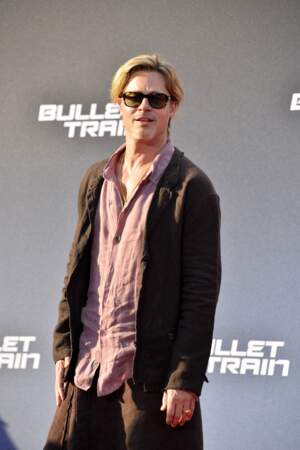 Pour compléter son look, Brad Pitt a misé sur une chemise boutonnée en lin mauve, à à la première du film "Bullet Train" à Berlin, le 19 juillet 2022.