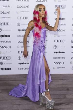 Bilal Hassani en robe longue violette et talons à plateformes pailletés au Festival de Cannes, le 26 mai 2022. 