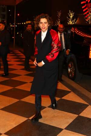 Timothée Chalamet dans un manteau façon robe Alexander McQueen à son arrivée à l'after party de Little Women à New York, le 8 décembre 2019
