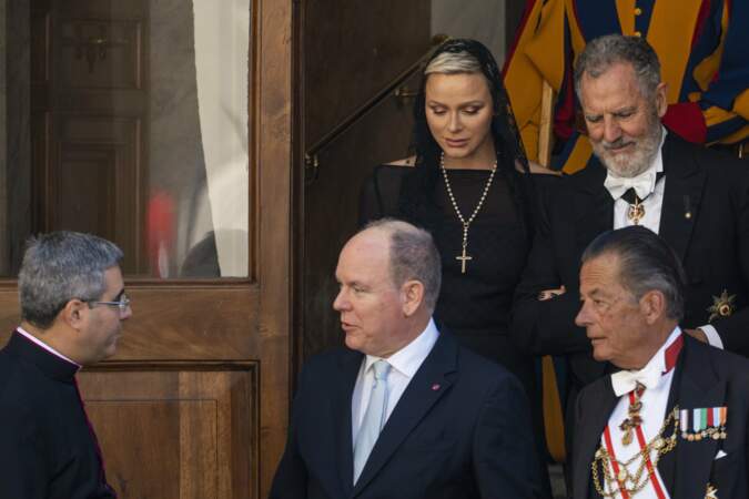 Albert et Charlene de Monaco ressortent de leur entrevue avec le pape François, le 20 juillet 2022
