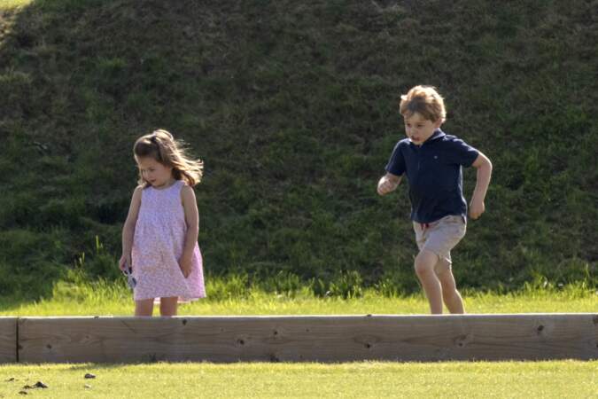 À cinq ans, le prince George et sa sœur, la princesse Charlotte, en pleine séance de saut d'obstacles en marge d'un match de polo caritatif au Beaufort Polo Club,  le 10 juin 2018 à Tetbury (Angleterre)