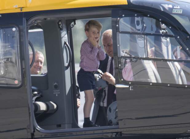 À quatre ans, le prince George s'essaye à l'aviation lors de la visite d'une usine Airbus en compagnie de ses parents, le 21 juillet 2017 à Hambourg (Allemagne)