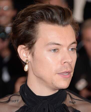 Harry Styles et des boucles d'oreilles pendantes au Met Gala, le 6 mai 2019. 