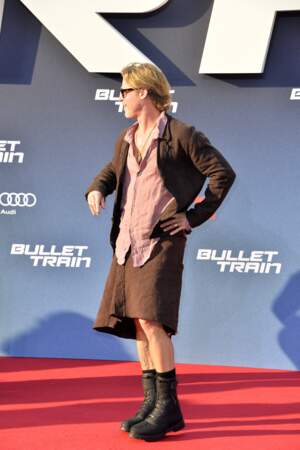 Brad Pitt a pris la pose dans un ensemble non conventionnel, composé d'une jupe marron et d'une veste assortie, à la première du film "Bullet Train", à Berlin, le 19 juillet 2022.