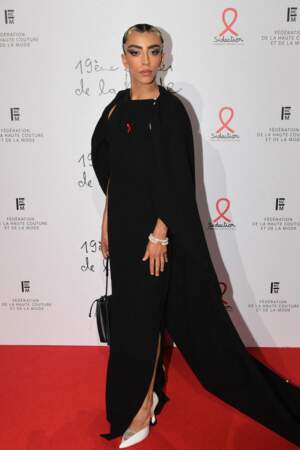 Bilal Hassani en escarpins hauts et robe fendue noire à la Fashion Week de Paris, le 7 juillet 2022. 