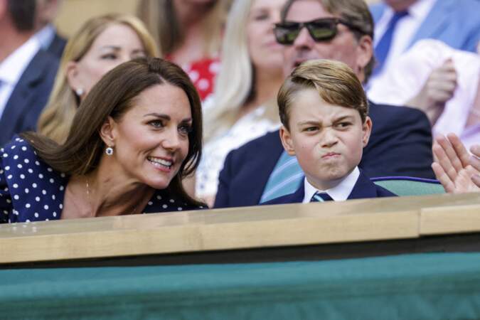 À huit ans, le prince George fait la moue dans les tribunes de Wimbledon pour la finale du tournoi de tennis, le 10 juillet 2022 à Londres (Angleterre)