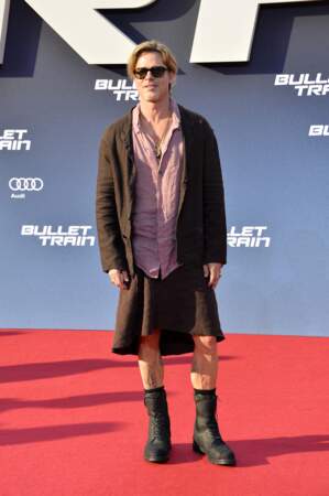 Brad Pitt a choisi de bousculer les codes du tapis rouge en arborant une jupe, à la première du film "Bullet Train", à Berlin le 19 juillet 2022.