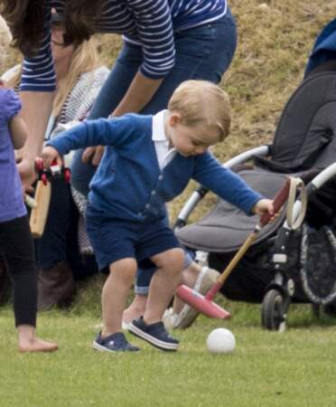 À deux ans, le Prince George s'amuse avec un équipement de polo pour enfant lors d'un match au Beaufort Polo club, le 14 juin 2015 à Tetbury (Angleterre)