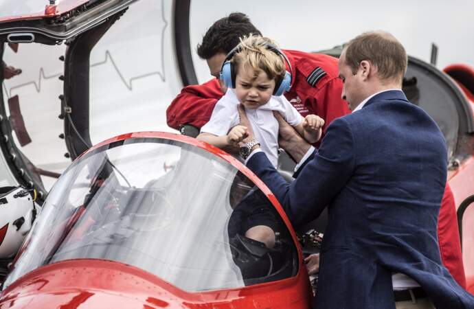 À trois ans, le prince George découvre les ballets aériens lors du Royal International Air Tattoo, le 8 juillet 2016 à Gloucester (Angleterre)