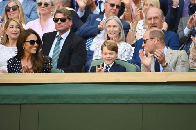À huit ans, le prince George avec ses parents dans les tribunes de Wimbledon pour la finale du tournoi de tennis, le 10 juillet 2022 à Londres (Angleterre)