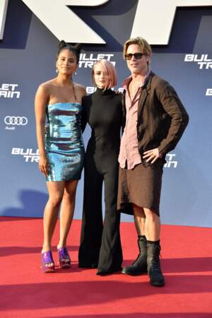 Brad Pitt en jupe midi en jean marron à la première du film "Bullet Train" à Los Angeles, le 19 juillet 2022.