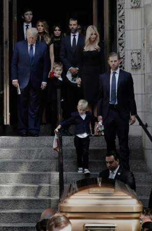 Donald Trump sort de l'église, entouré de sa femme Melania et de ses enfants et petits-enfants.