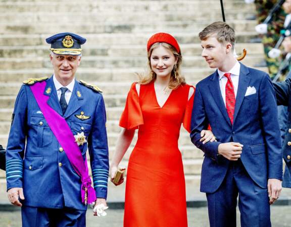 La princesse Elisabeth est accompagnée du prince Emmanuel et du roi Philippe de Belgique, le 21 juillet 2022. 
