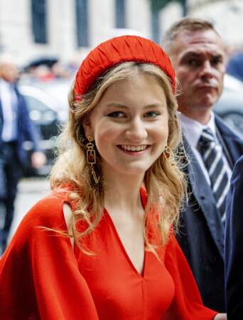 La princesse Eléonore de Belgique et ses cheveux légèrement ondulés pour assister à la fête nationale à Bruxelles, le 21 juillet 2022.