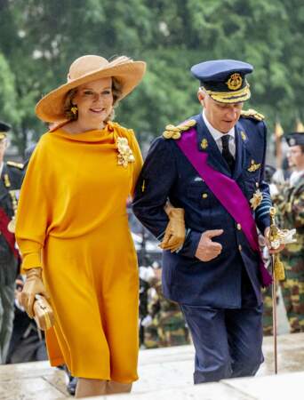 La reine Mathilde de Belgique en robe longue et broche Natan Couture avec le roi Philippe assistent à la fête nationale à Bruxelles, le 21 juillet 2022. 