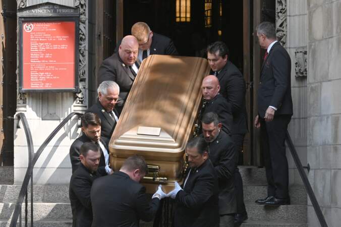 Le cercueil d'Ivana Trump quitte l'église de St. Vincent Ferrer.