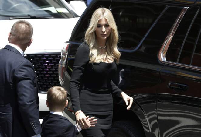 Ivana Trump et son fils Theodore arrivent aux funérailles d'Ivana Trump.