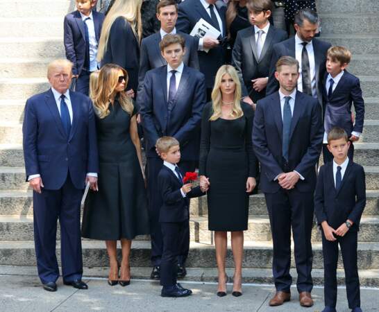Donald et Melania Trump main dans la main à la sortie des obsèques.