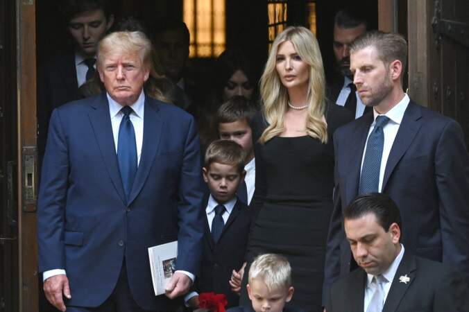 Donald Trump, en compagnie de ses enfants Ivanka et Eric, à la sortie de l'hommage à son ex-femme Ivana.