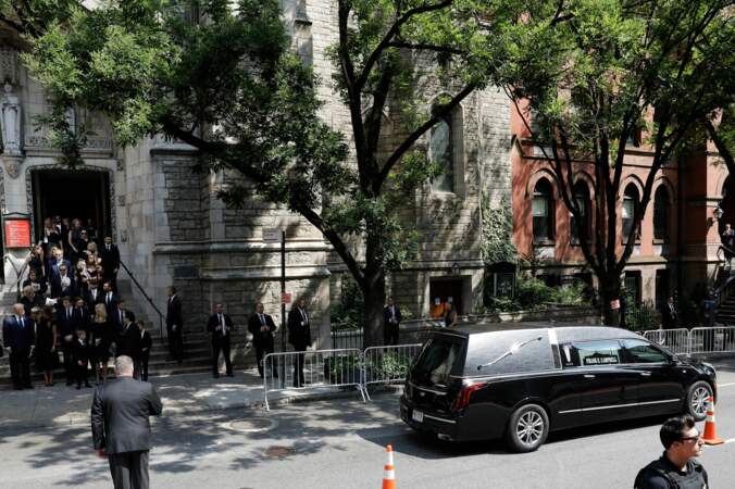 Le corbillard a quitté l'église St. Vincent Ferrer de New York avec le cercueil d'Ivana Trump.